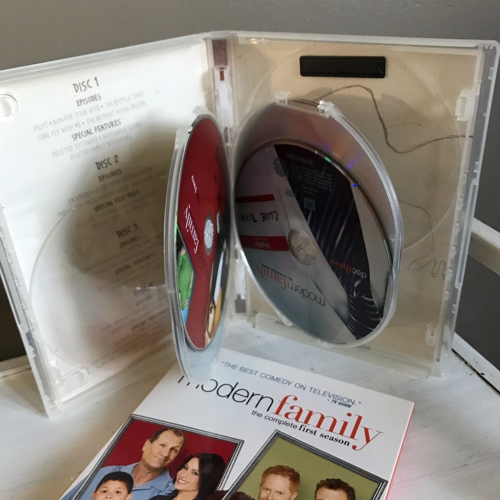 Modern Family. Season ONE. 📀 - Picture 3 of 4
